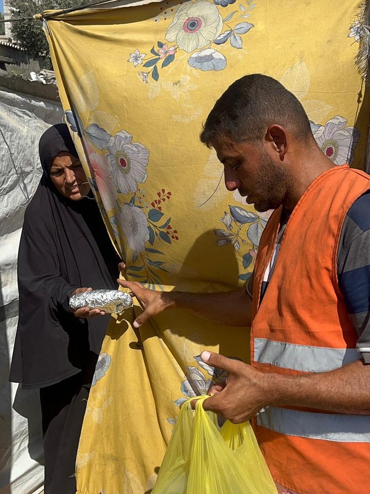 İnsanlığa Yardım Eli Uzatıyoruz